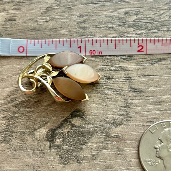 Vintage Brown Cat’s Eye Glass Leaf Clip-On Earrings - Picture 5 of 6